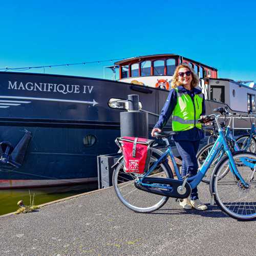 Tour leader in front of the Magnifique IV